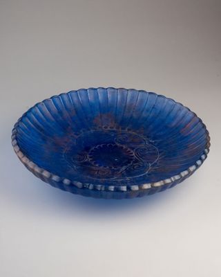 bol en verre bleu orné d'un motif décoratif sur le bord