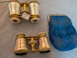 deux jumelles et un sac à main sur le lit