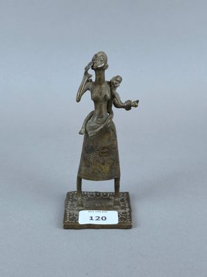 statue en bronze représentant une femme tenant un bébé dans ses bras, posée sur un socle