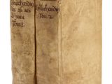deux vieux livres posés l'un sur l'autre sur une surface blanche