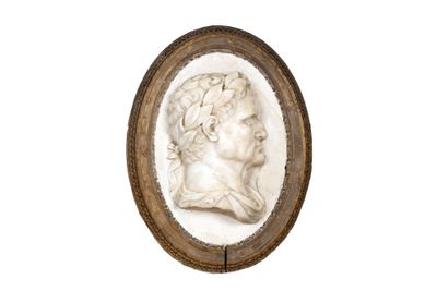 un portrait ancien sculpté représentant une femme coiffée d'une couronne