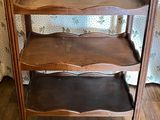 une étagère en bois surmontée de trois tablettes
