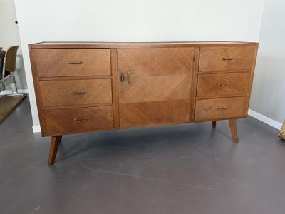 Buffet enfilade en chêne ouvrant à six tiroirs et un vantail…
