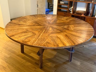 Très grande table à plateau de bois exotique "tau", diam 220