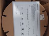 une boîte en carton contenant un bout de papier