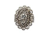 gros plan d'une bague en diamant sur fond blanc