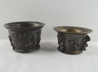 une paire de vases en bronze sur fond blanc