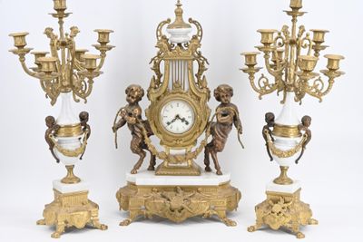 tout un tas d'horloges de toutes sortes sur la table