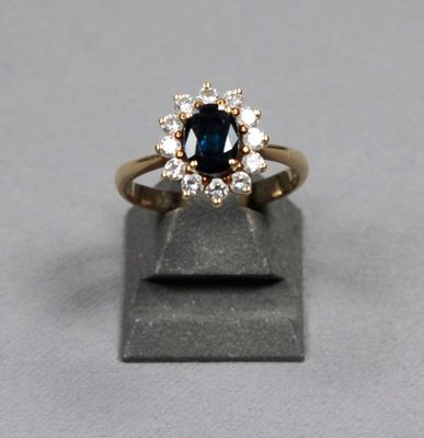 une image d'une bague en saphir bleu et diamant