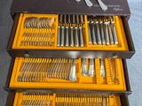 beaucoup d'argenterie dans une boîte sur une table