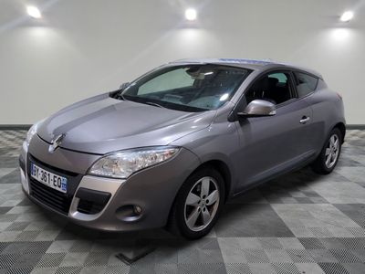 la photo d'une voiture argentée garée dans un garage
