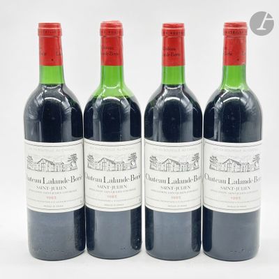 trois bouteilles de vin rouge posées l'une à côté de l'autre sur une surface blanche