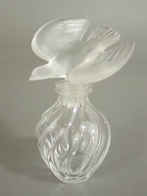 un vase en verre contenant une fleur