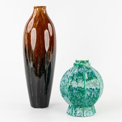 deux vases posés l'un à côté de l'autre sur une surface blanche