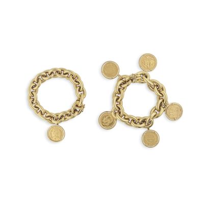 une paire de boucles d'oreilles en or ornées de pièces de monnaie sur fond blanc