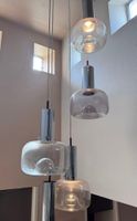 Cinq suspensions formant plafonnier en verre fumé et métal c… (photo 4)
