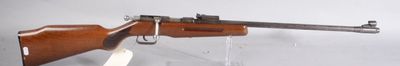 un fusil exposé dans une vitrine