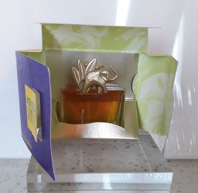 un flacon de parfum posé dans une boîte sur un comptoir