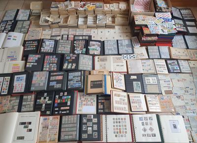 une importante collection de timbres éparpillée sur le sol d'une pièce