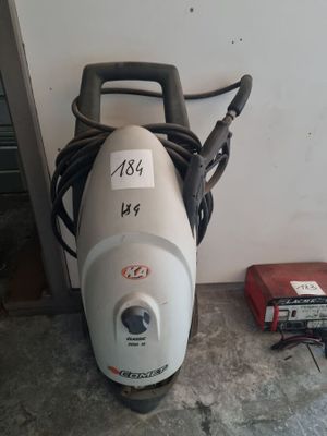 un aspirateur posé sur le sol à côté d'une boîte