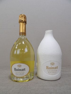 des bouteilles de vin et une bouteille de vin posées sur une table