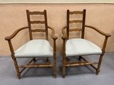 paire de chaises anciennes à dossier en échelle, avec coussins d'assise rembourrés