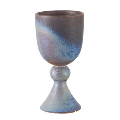 une tasse bleue et violette posée sur une table