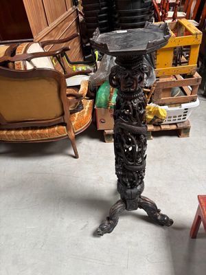 une image représentant une table en bois et en métal