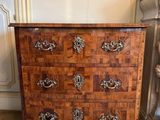 une commode en bois avec de nombreux tiroirs
