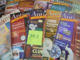 Plusieurs magazines sont empilés les uns sur les autres sur une table