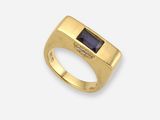 une bague en or sertie d'un saphir et de diamants