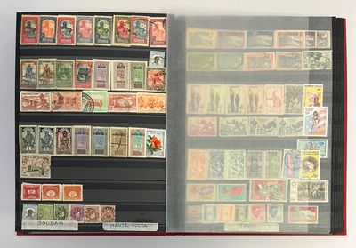 un livre avec beaucoup de timbres