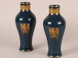 une paire de vases bleus ornés de motifs dorés sur fond blanc