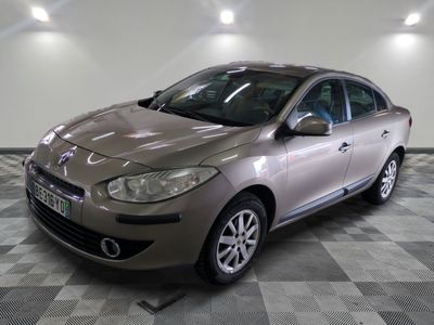 la photo d'une voiture garée dans un garage