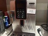 une machine à café posée sur un comptoir