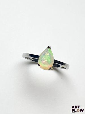 une bague en oplite ornée d'une pierre d'oplite blanche en forme de poire au centre