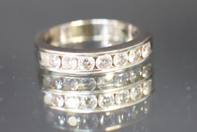 Alliance or gris 750 ml ornée de 7 diamants taille brillant …