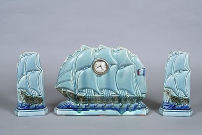 ESDEVE - SARREGUEMINE « Caravelles ». Pendule de table à tro…