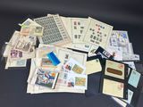 une pile de timbres et d'enveloppes posée sur une table