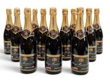 six bouteilles de champagne sont alignées sur une surface blanche