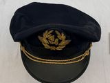 un chapeau noir orné d'une couronne dorée