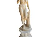 statue en marbre représentant une femme tenant un chien sur un socle