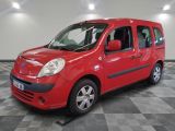 La petite camionnette rouge est garée dans le garage, sur un sol à damier.