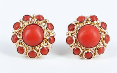 une paire de boucles d'oreilles en corail et en or