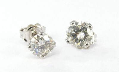 une paire de boucles d'oreilles en diamant sur fond blanc