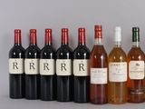 plusieurs bouteilles de vin sont alignées sur une table