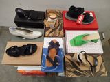 de nombreuses paires de chaussures posées sur une table
