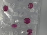 un sac de bonbons posé sur une table