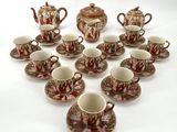 un groupe de tasses et de soucoupes posées sur une table