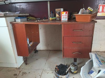 Bureau en bois à trois tiroirs et chaise en métal